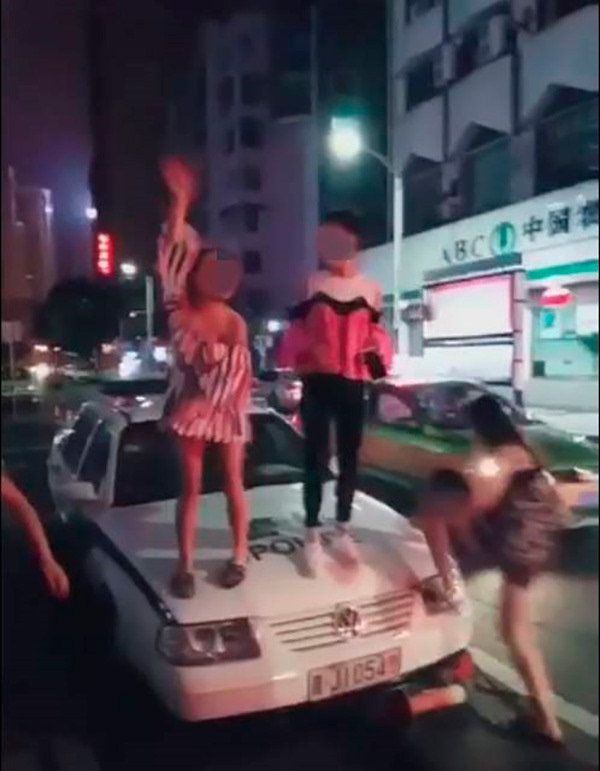  尼斯极端球迷骚扰客队大巴，警方介入调查涉事人员  